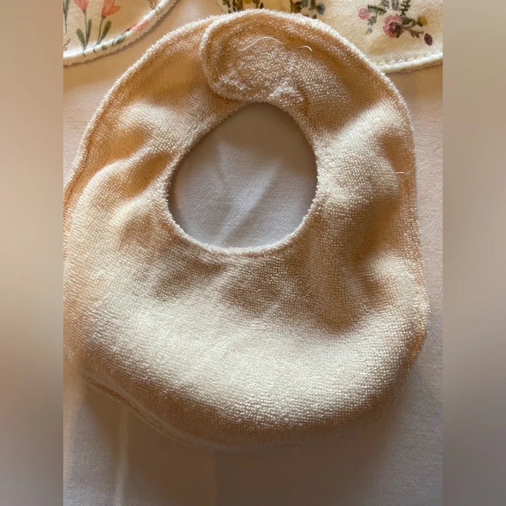 Newborn - 3 months Floral and Solid Baby Bib Set
